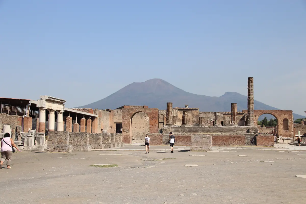 Das Forum von Pompeji heute mit den Resten des Jupitertempels und dem Vesuv